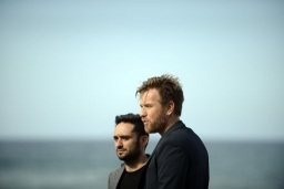 El actor posando para fotos junto con el director español Juan Antonio Bayona con quien trabajó en "Lo Imposible"